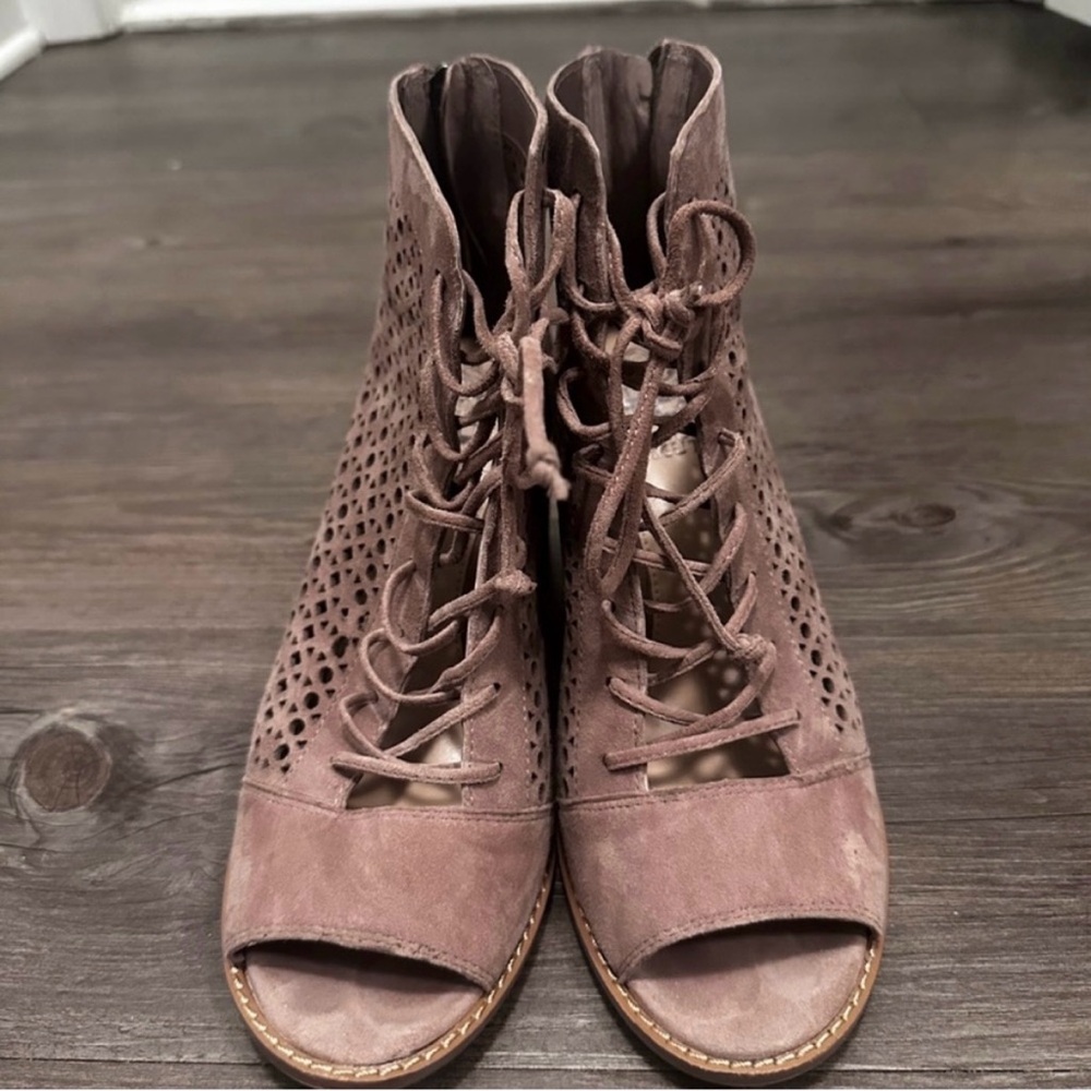 🌻 Tan VINCE CAMUTO Trevan Cutout Lace Up Peep Toe
Ankle Booties - Size 7.5 - Picture 5 of 13